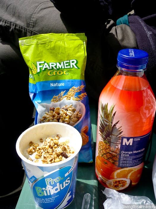 Мюсли, йогурт и сок Мюсли, йогурт и сок