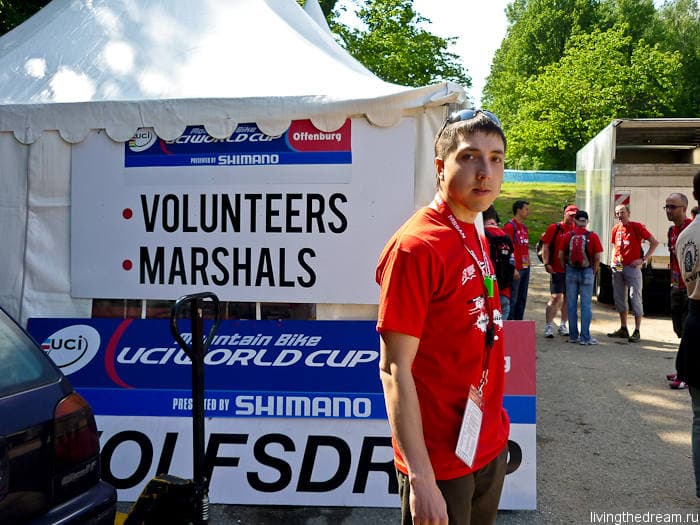 Валентин возле волонтёрской палатки Валентин возле волонтёрской палатки