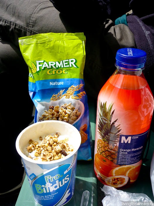 Мюсли, йогурт и сок Мюсли, йогурт и сок