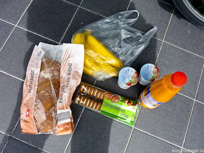 Бананы, сок, йогурт, хлеб, печенье Бананы, сок, йогурт, хлеб, печенье