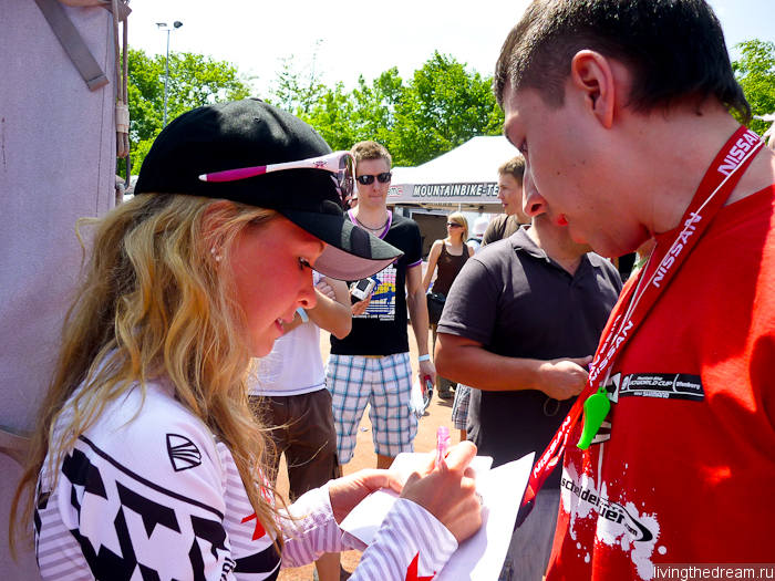 Emily Batty даёт автограф Emily Batty даёт автограф